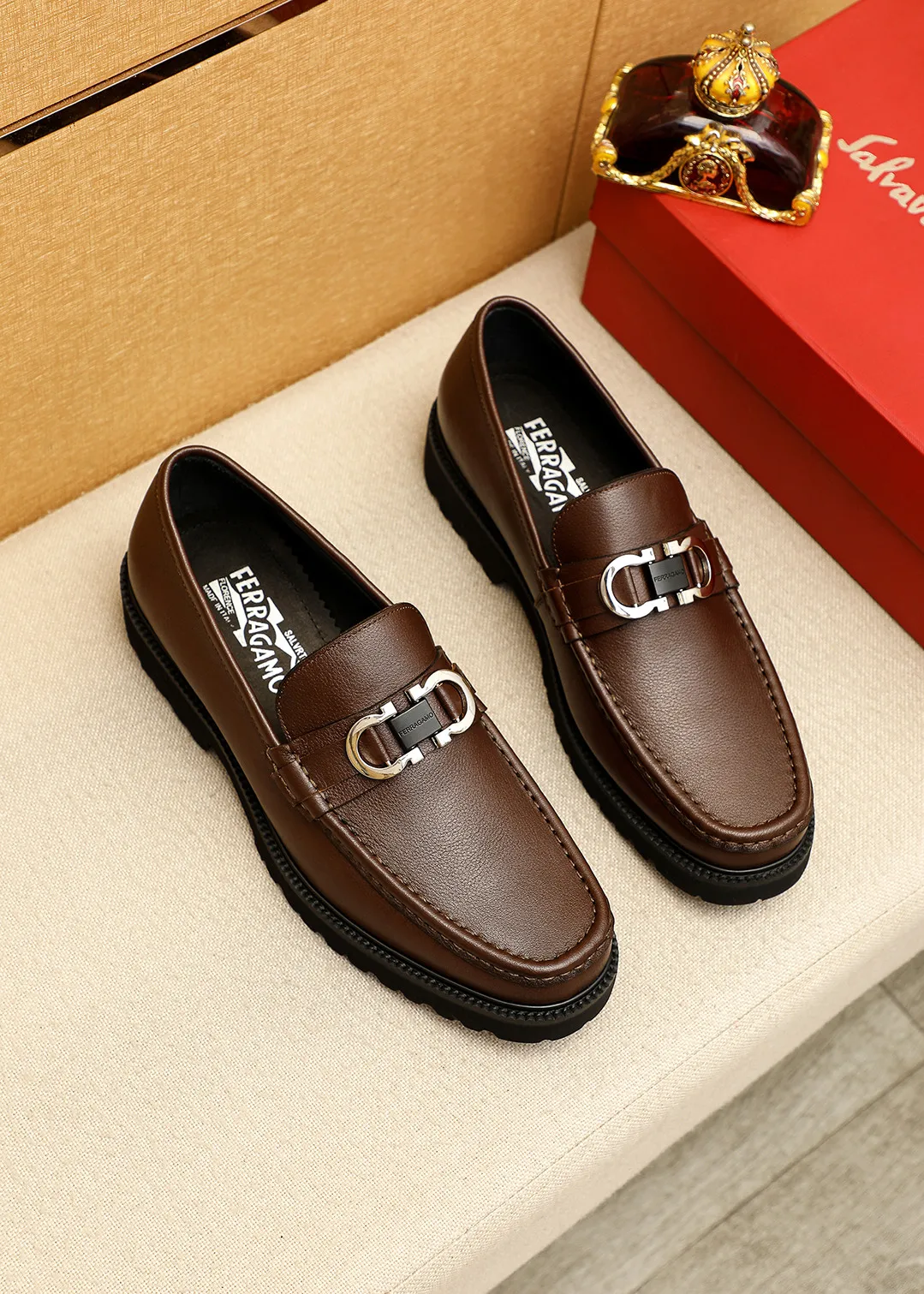 Men's shoes 💰560 💐 Product trademark: Ferragamo "Ferragamo" casual leather shoes Regular size: 38-44 (45.46🉑️customized) Product materials: Selected imported first-layer calfskin upper + original hardware buckle, imported water-dyed cowhide leather lining. Strong three-dimensional visual effect, original outsole color: 1⃣️color optional